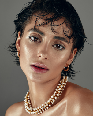 a beautiful wooman person with wet hair and pearl necklace wow